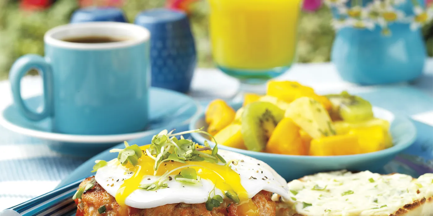 Burgeri od dimljenog lososa s prženim jajima i kremom od vlasca