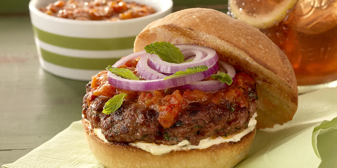 Burgeri od janjetine s umakom od pečenih čili paprika i svježom mentom