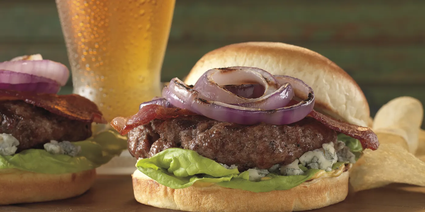 Burgeri s gorgonzolom, slaninom i crvenim lukom
