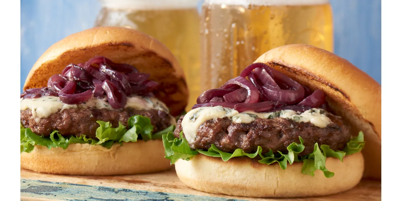 Burgeri s plavim sirom i lukom na crnom vinu