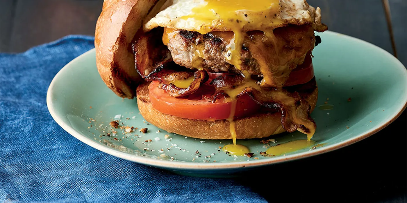 Burgeri sa slaninom, jajem i cheddar sirom