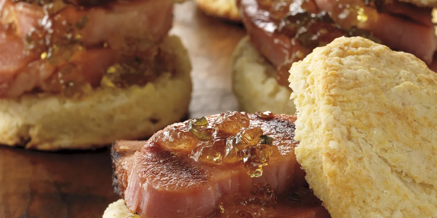 Buttermilk keksići s glaziranom šunkom i ljutim želeom