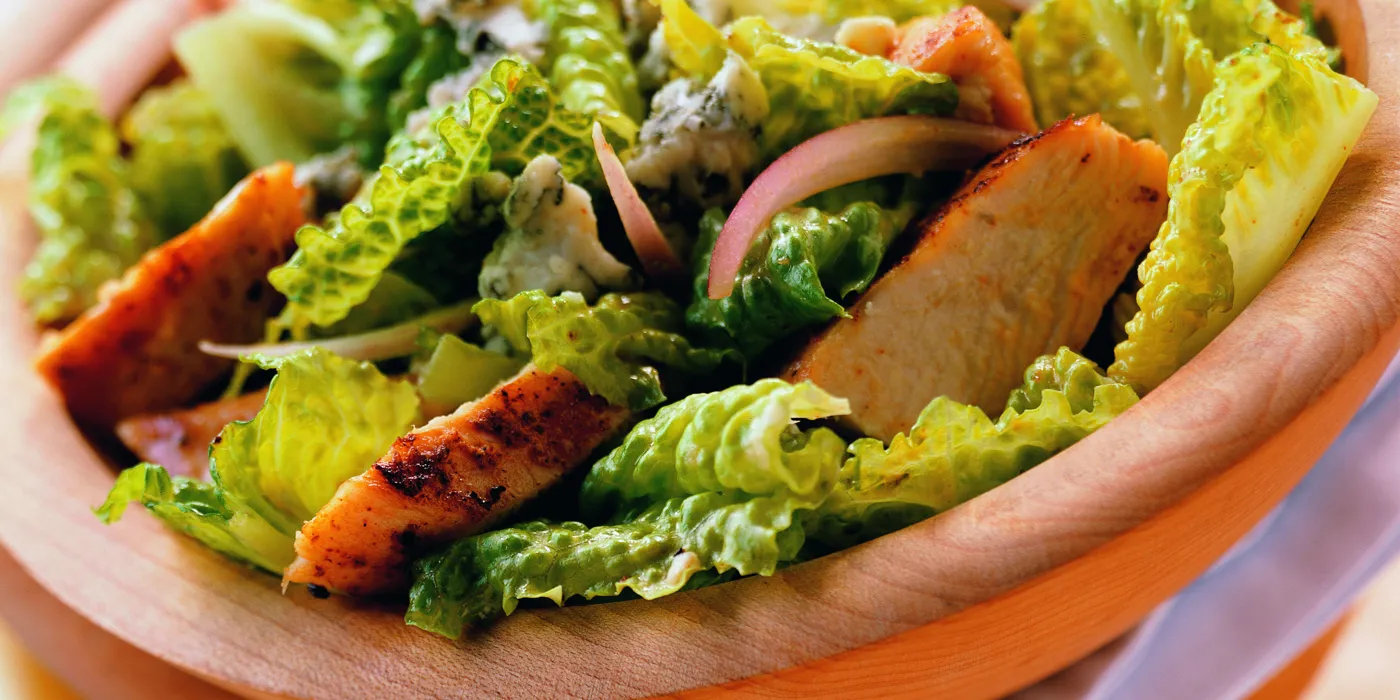 Caesar salata s plavim sirom i piletinom s roštilja