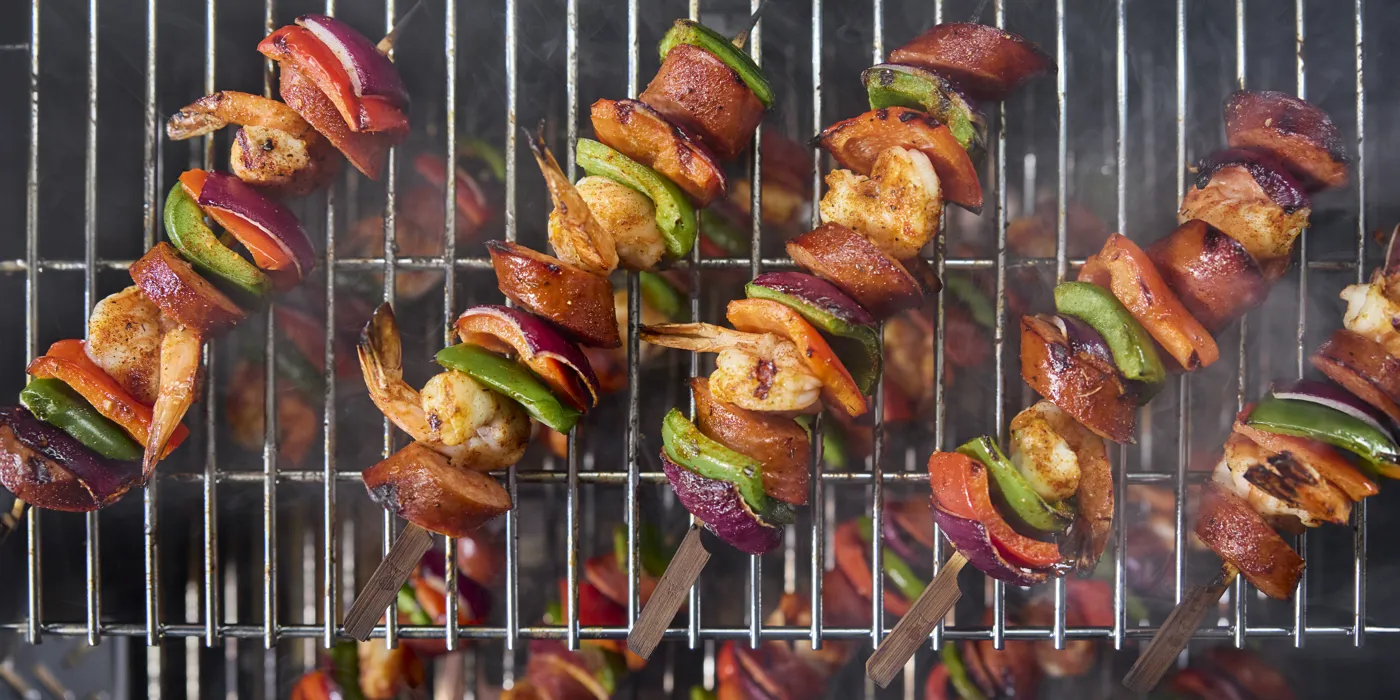 Cajun ražnjići s kozicama i kobasicama