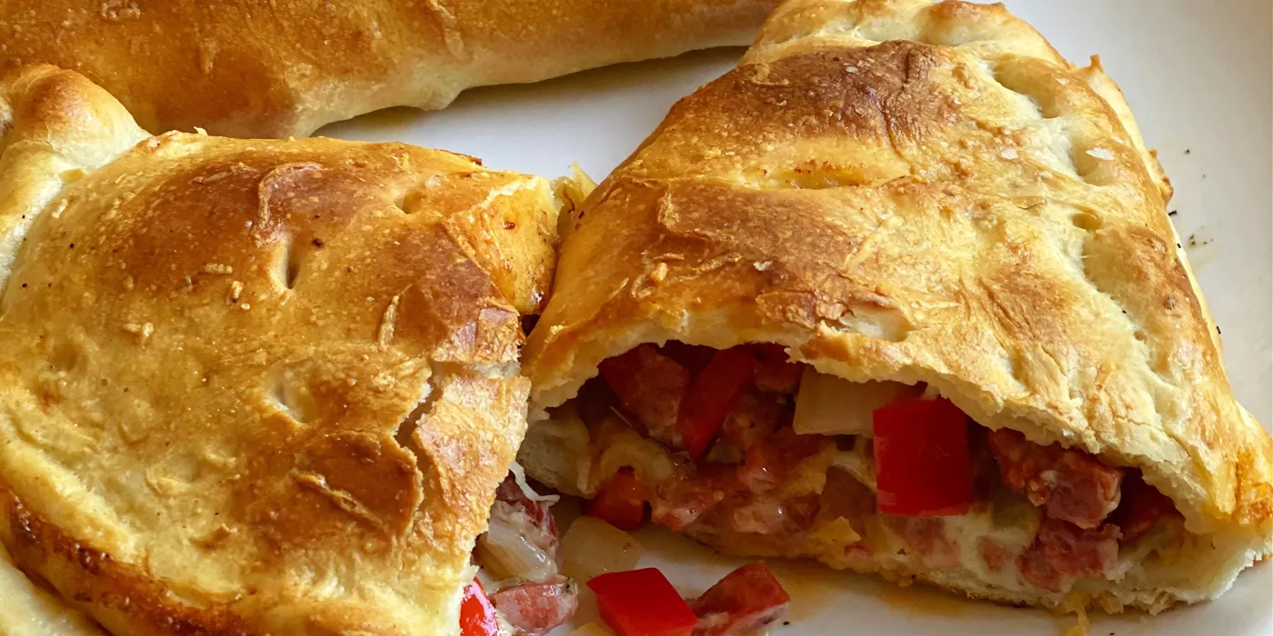 Calzone s kobasicama i paprikama