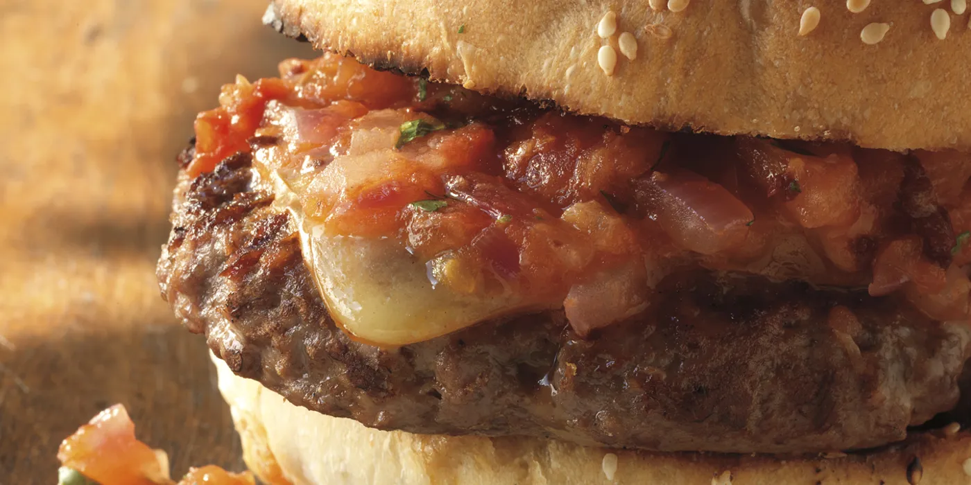 Cheeseburgeri na mesquite dimu s toplom chipotle salsom