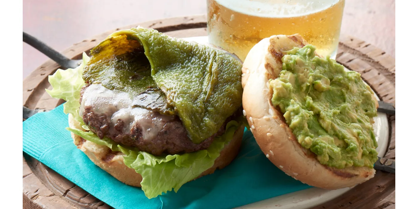 Cheeseburgeri s pečenim poblano papričicama i avokadom