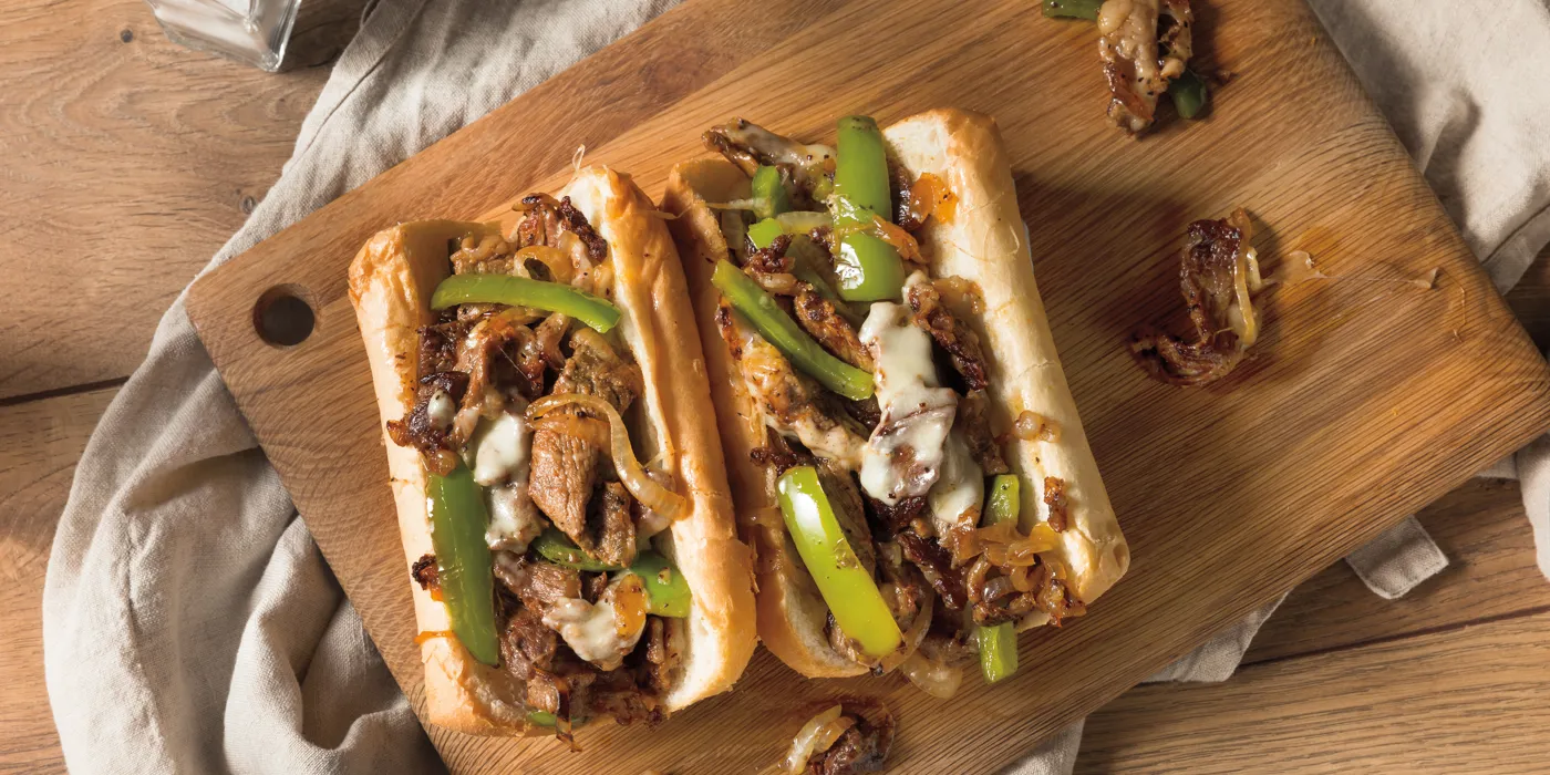 Cheesesteak sendviči s prilozima