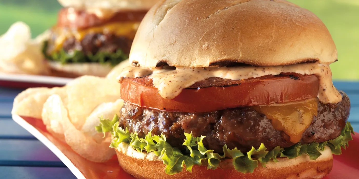 Chorizo burgeri s pečenom rajčicom i cheddar sirom