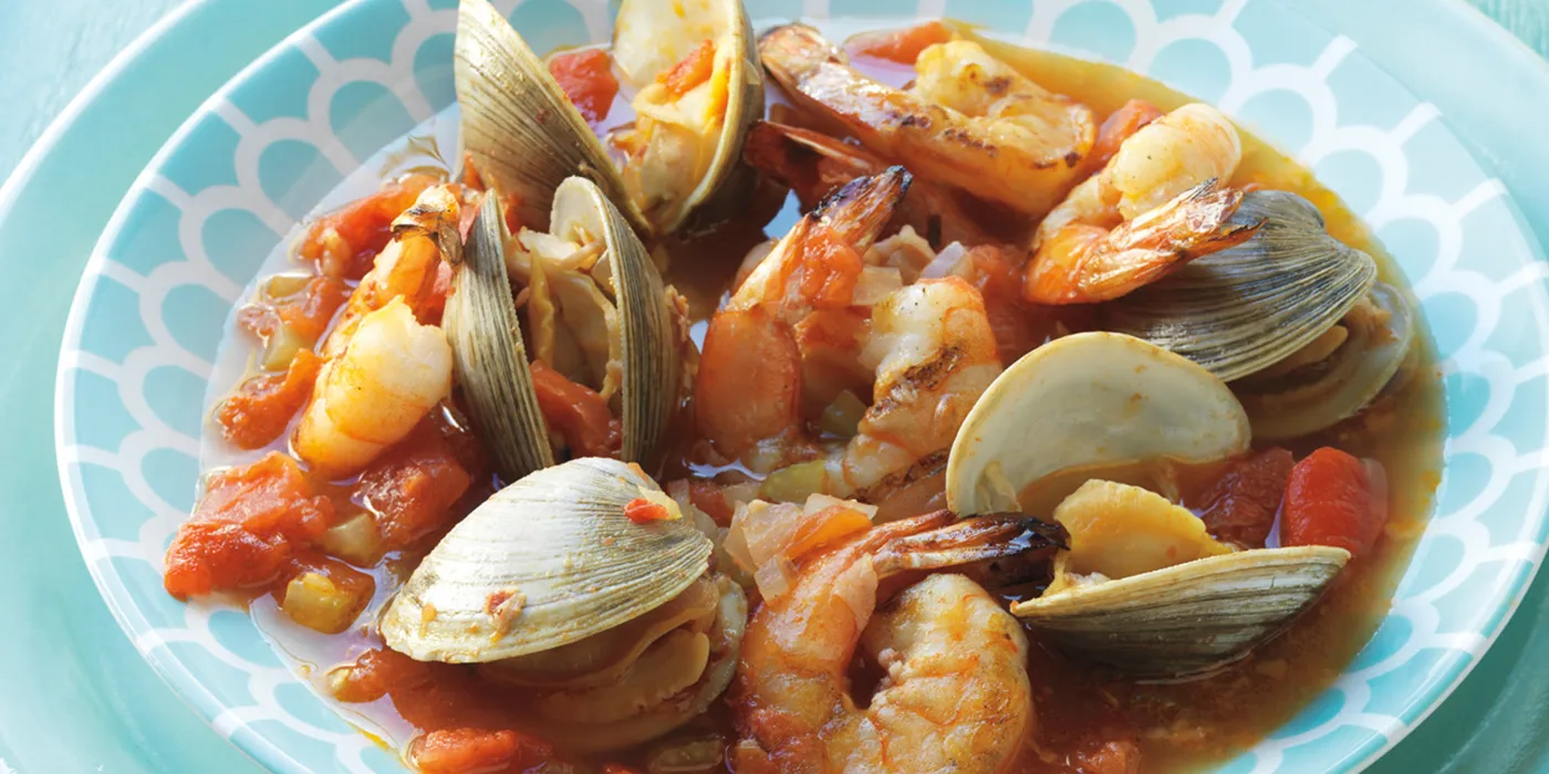 Cioppino s školjkama i kozicama s roštilja