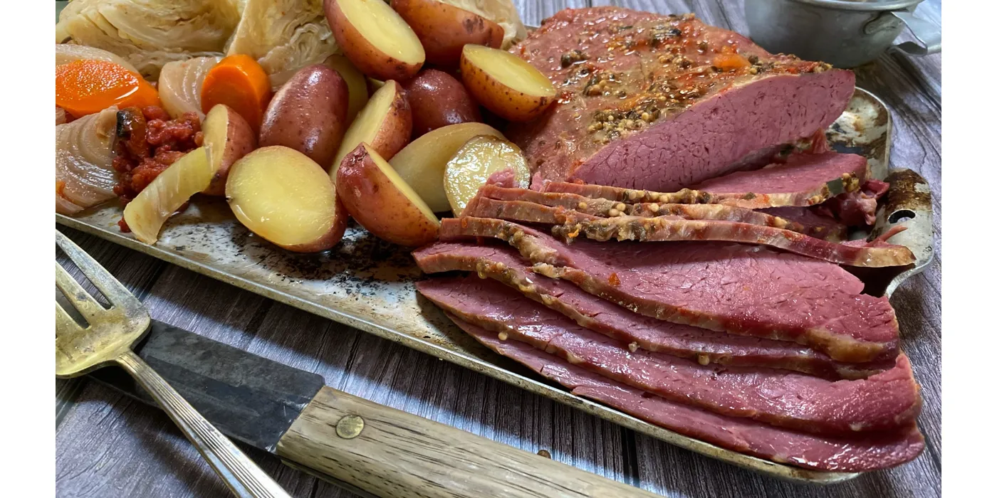 Corned beef s kupusom na roštilju