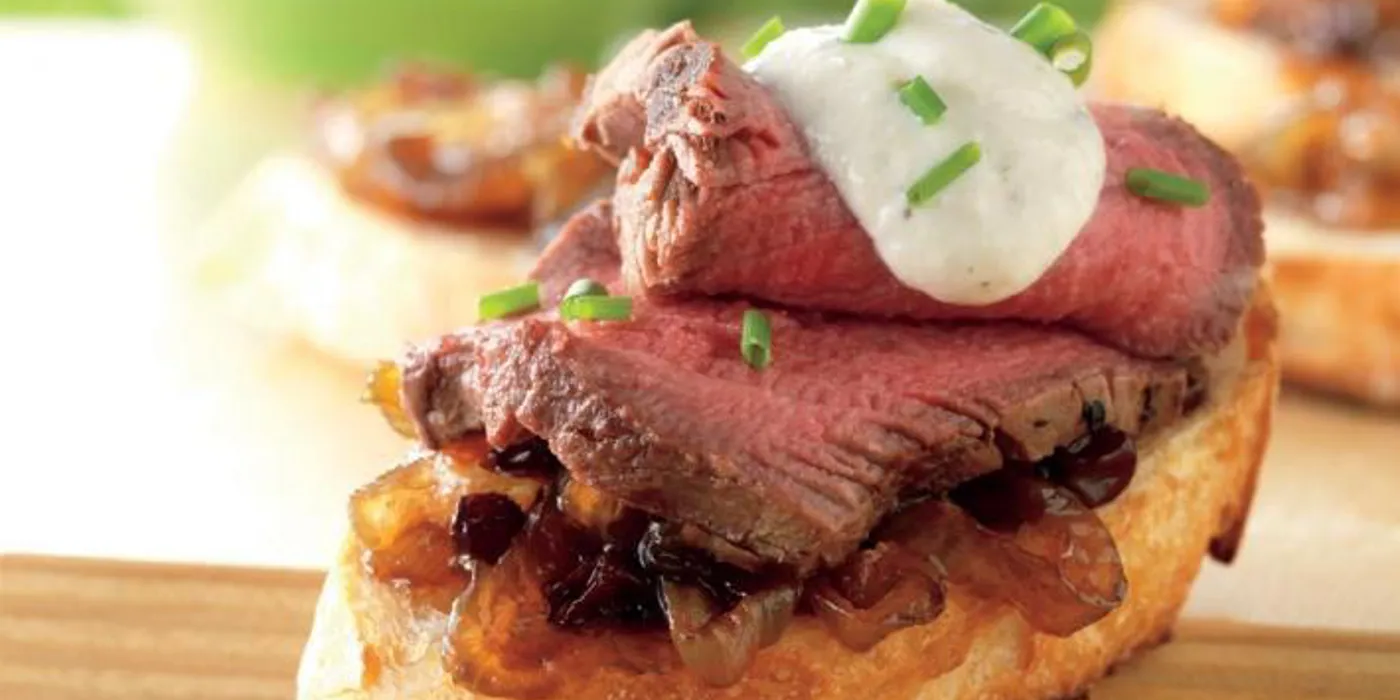 Crostini s filet mignonom i balzamičnim džemom od luka