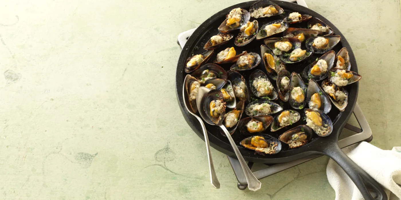 Dagnje na pola ljuske s parmezanom i češnjakom