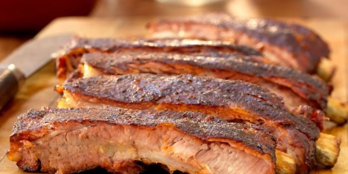 Dimljena svinjska rebra s umakom od breskve