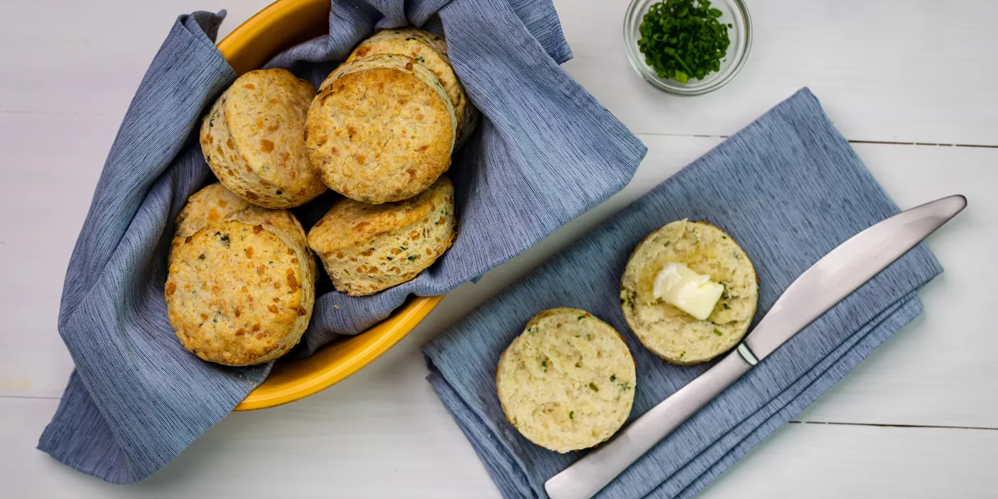 Dimljeni cheddar keksići s vlascem