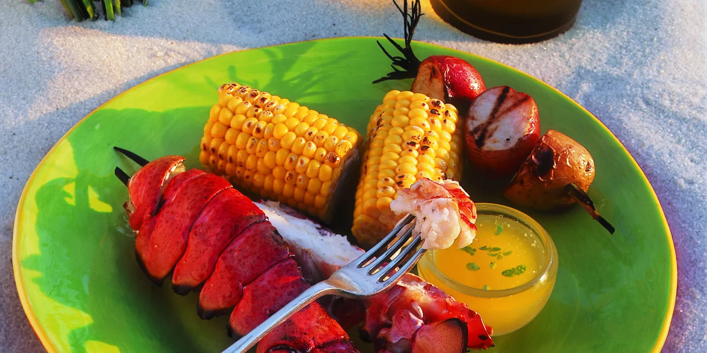 Dimljeni repovi jastoga s kukuruzom u klipu