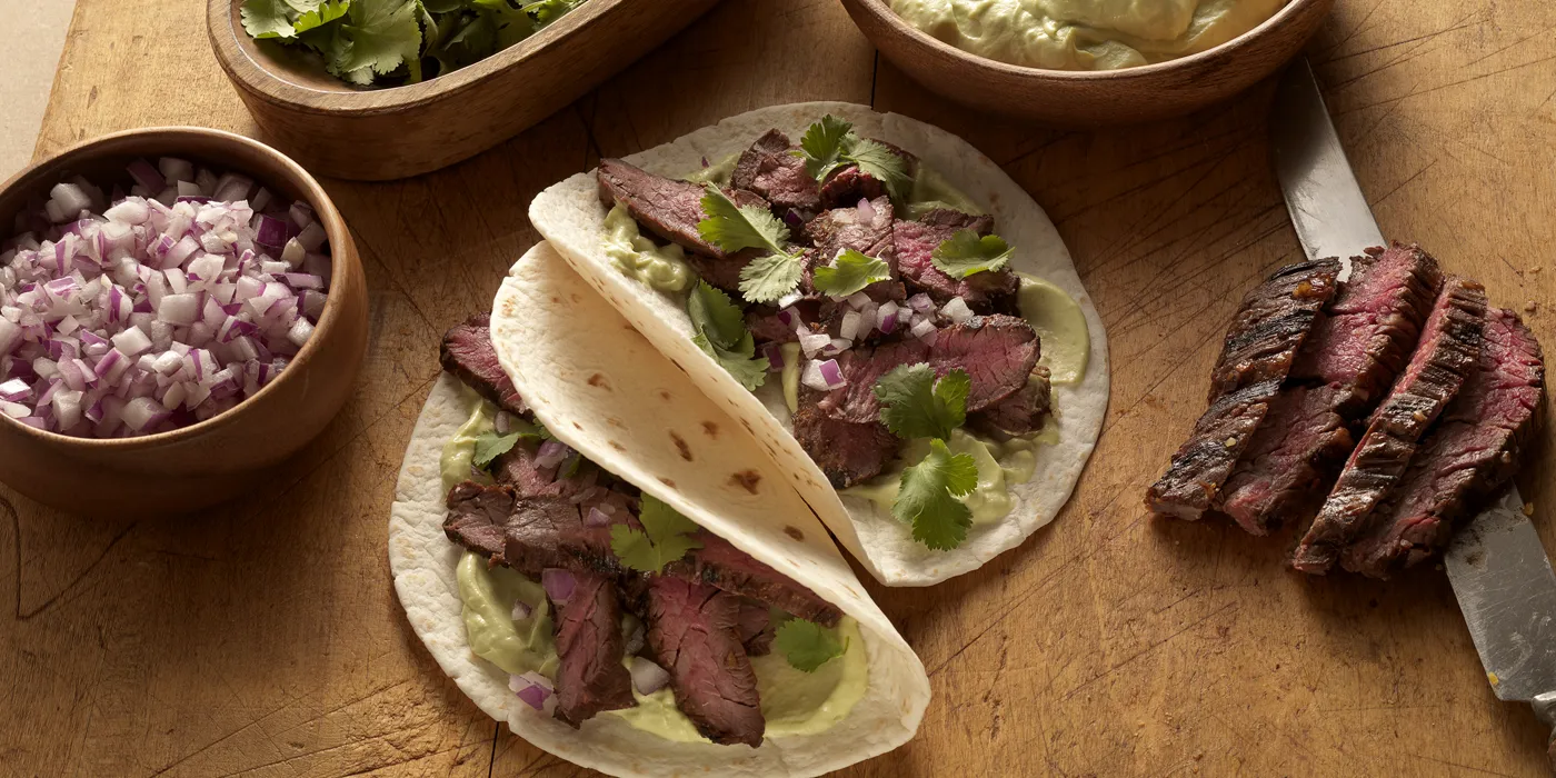 Fajitas od skirt steaka s chipotle začinima i kremom od avokada