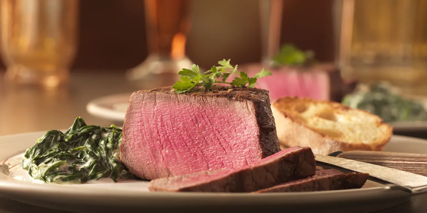 Filet mignon s kremastim špinatom i gorgonzolom