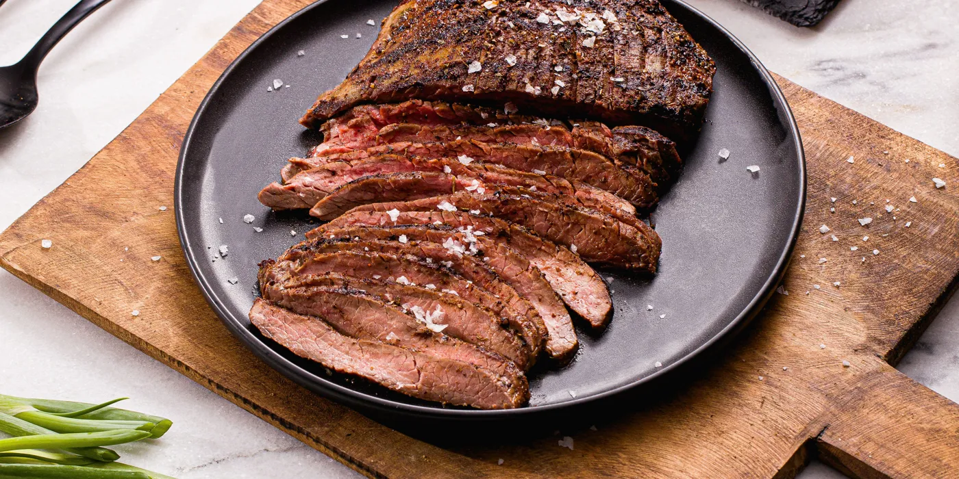 Flank steak s čili začinima i salatom od crnog graha