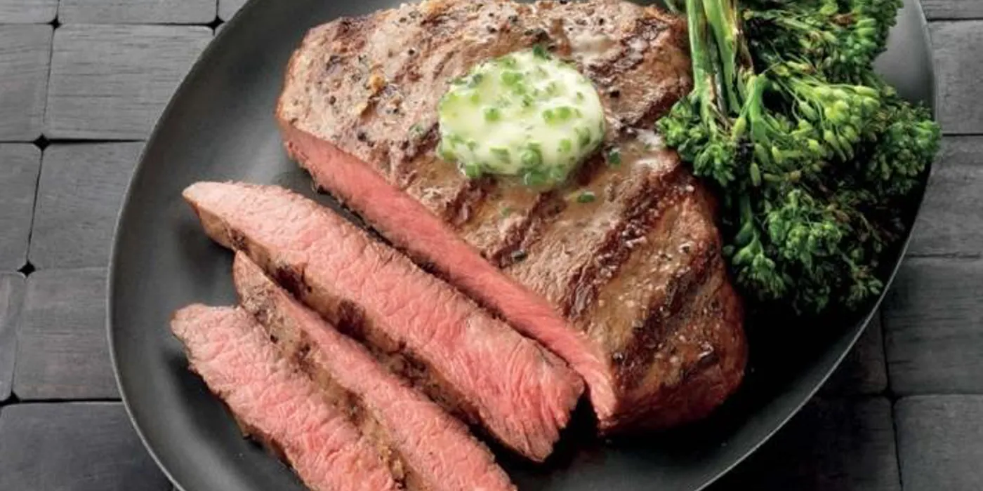 Flat Iron odresci s maslacem od trava i pečenim brokolinijima