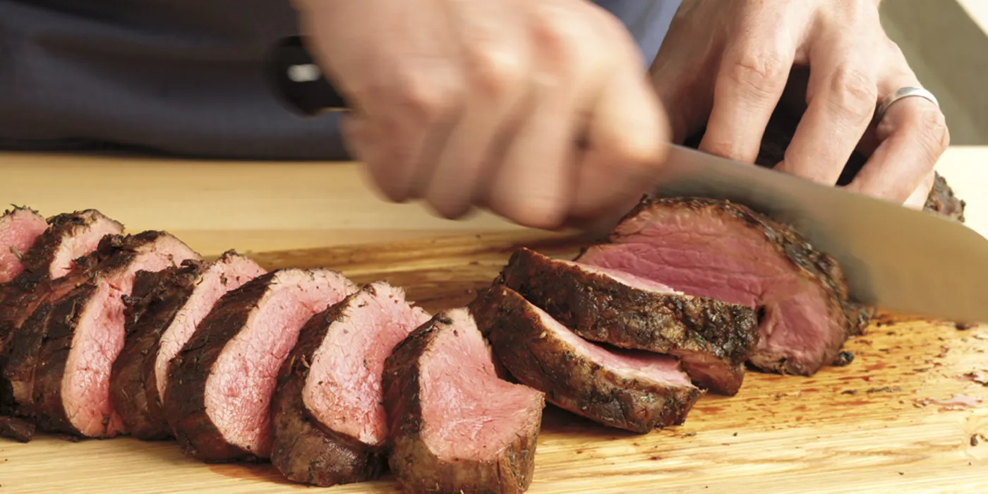 Goveđi file u koricama od začinskog bilja s umakom od bijelog vina