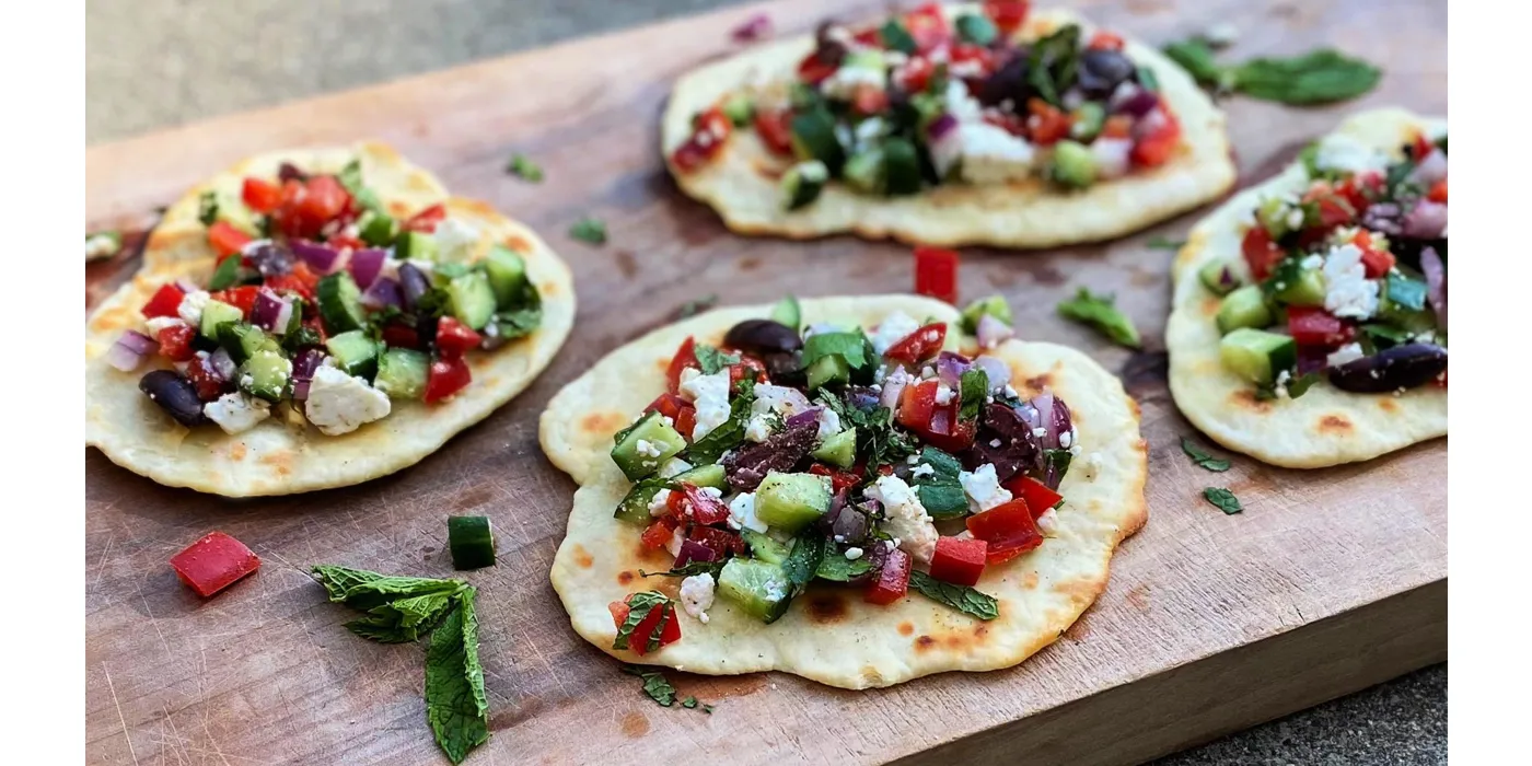 Grčke lepinje s jogurtom i feta salatom