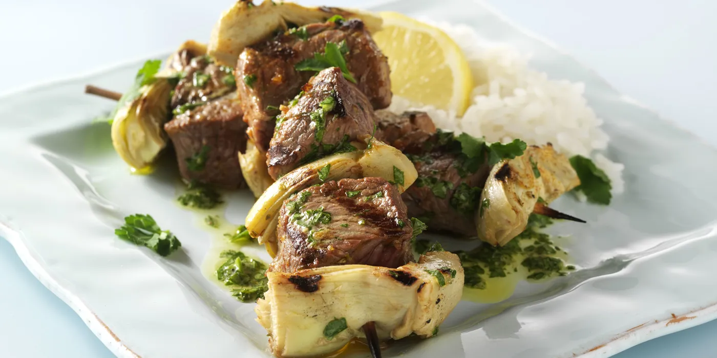 Grčki ražnjići od janjetine s artičokama i umakom od peršina
