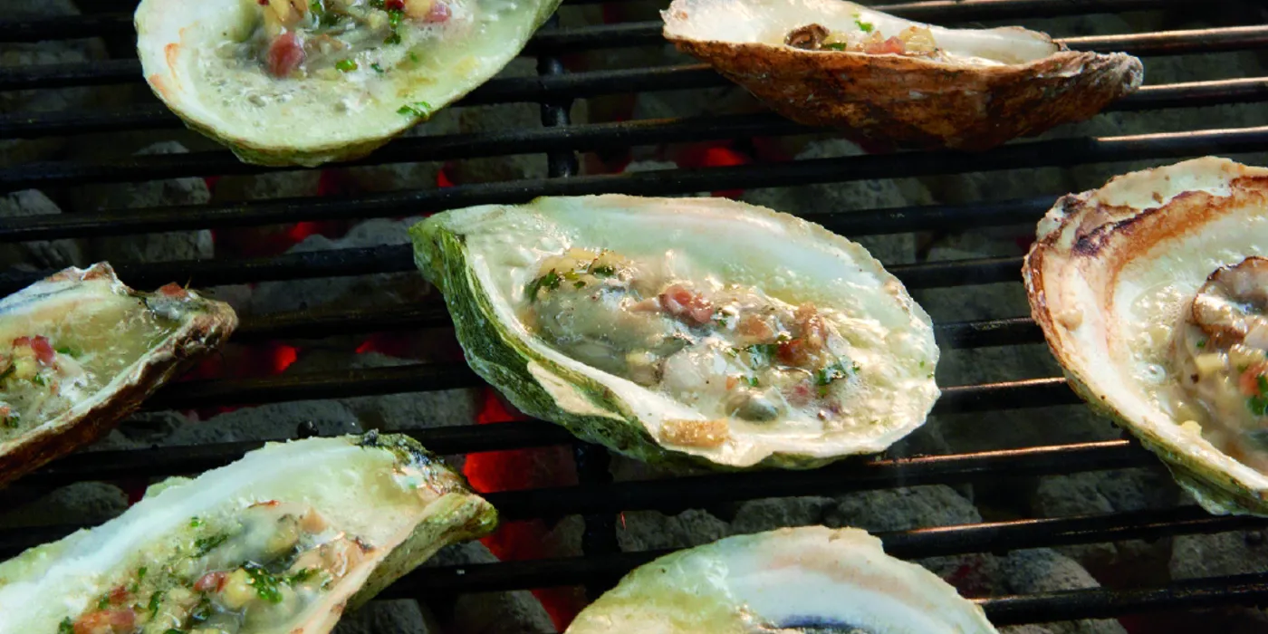 Grilovane kamenice s maslacem od slanine, burbona i đumbira