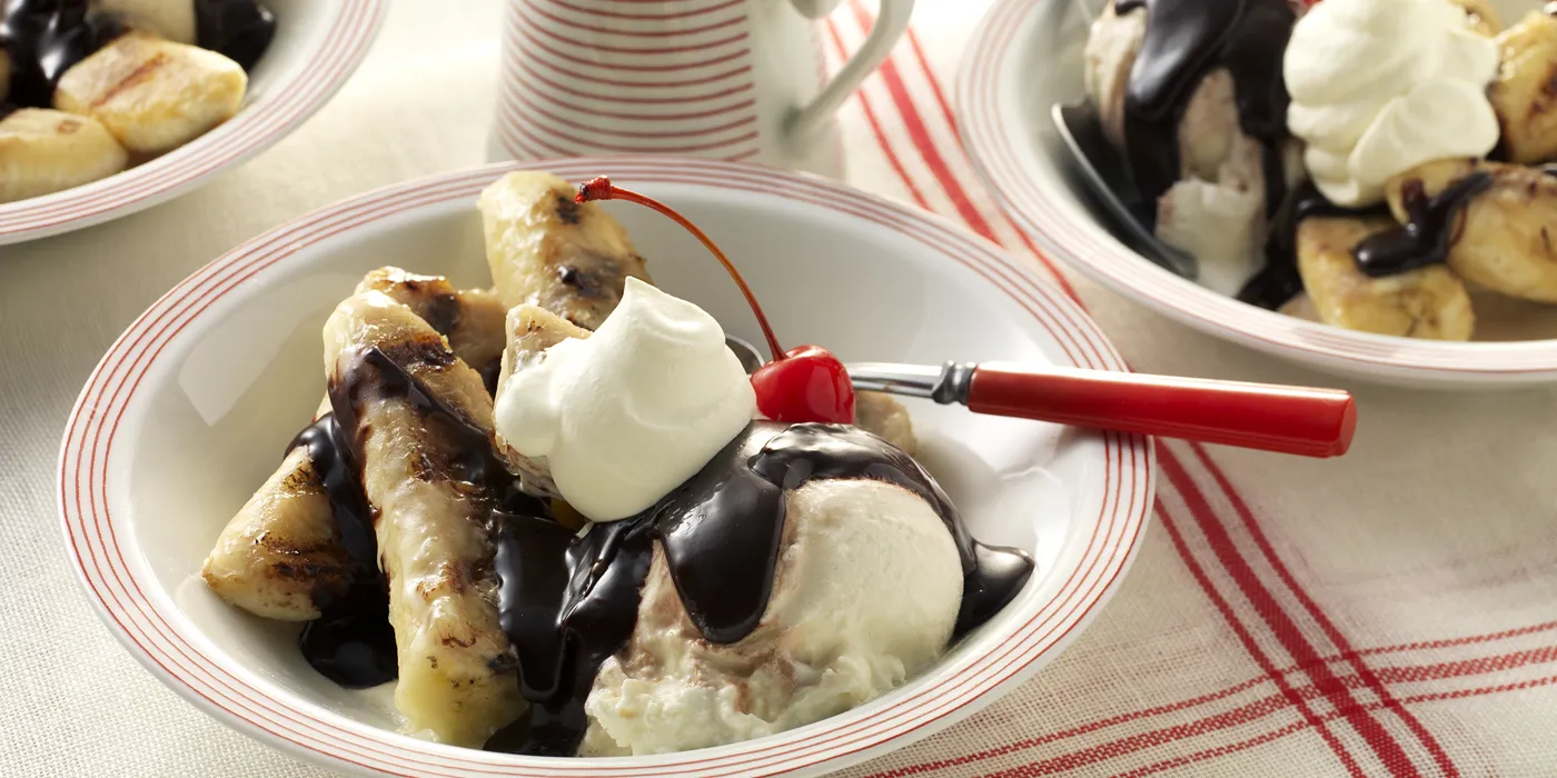 Grilovani banana split s čokoladnim fudge umakom