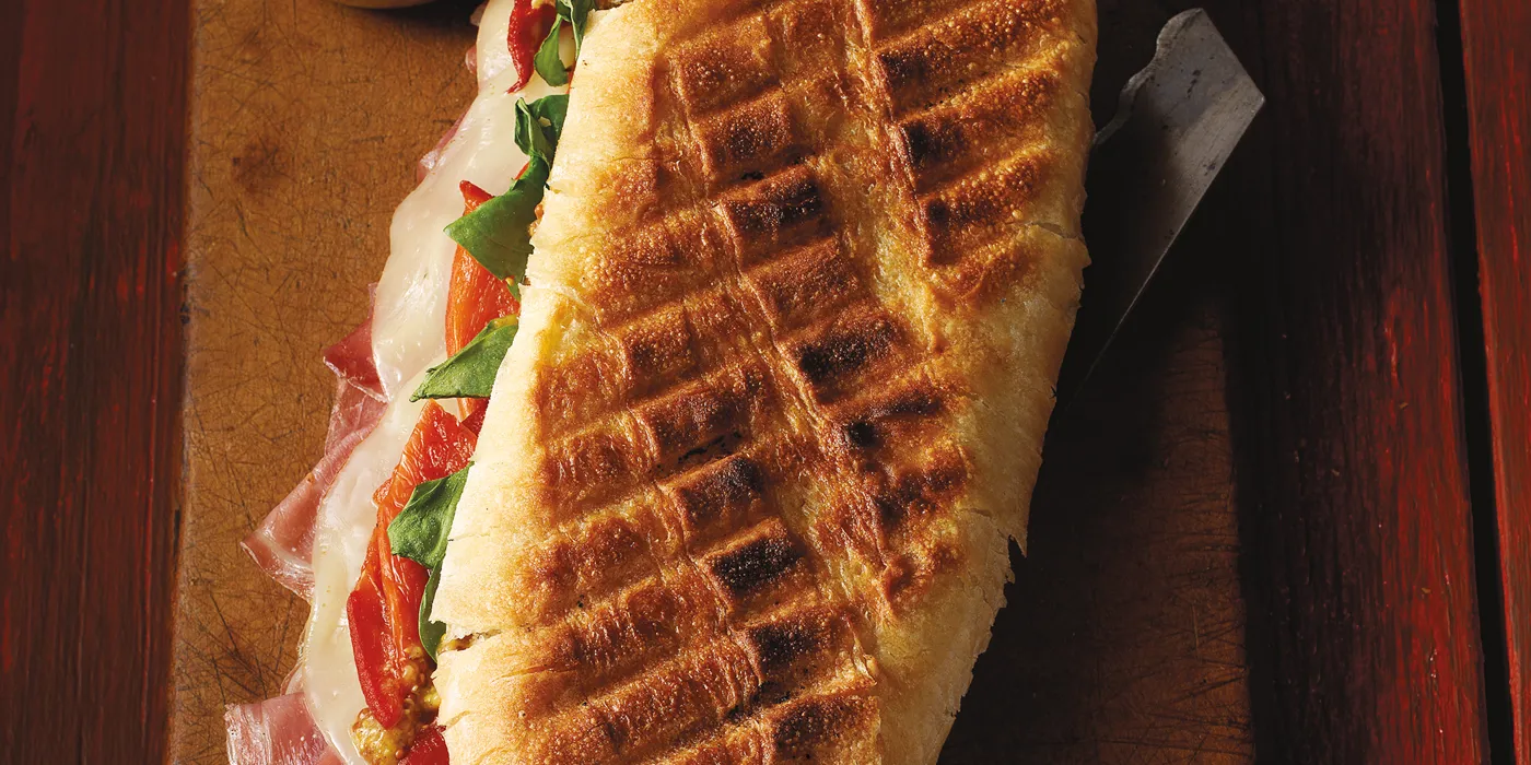 Grilovani panini s pršutom i provolone sirom