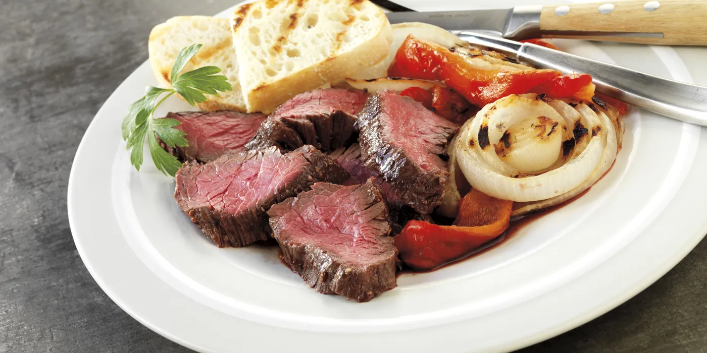 Hanger odresci s glazurom od senfa, lukom i paprikama