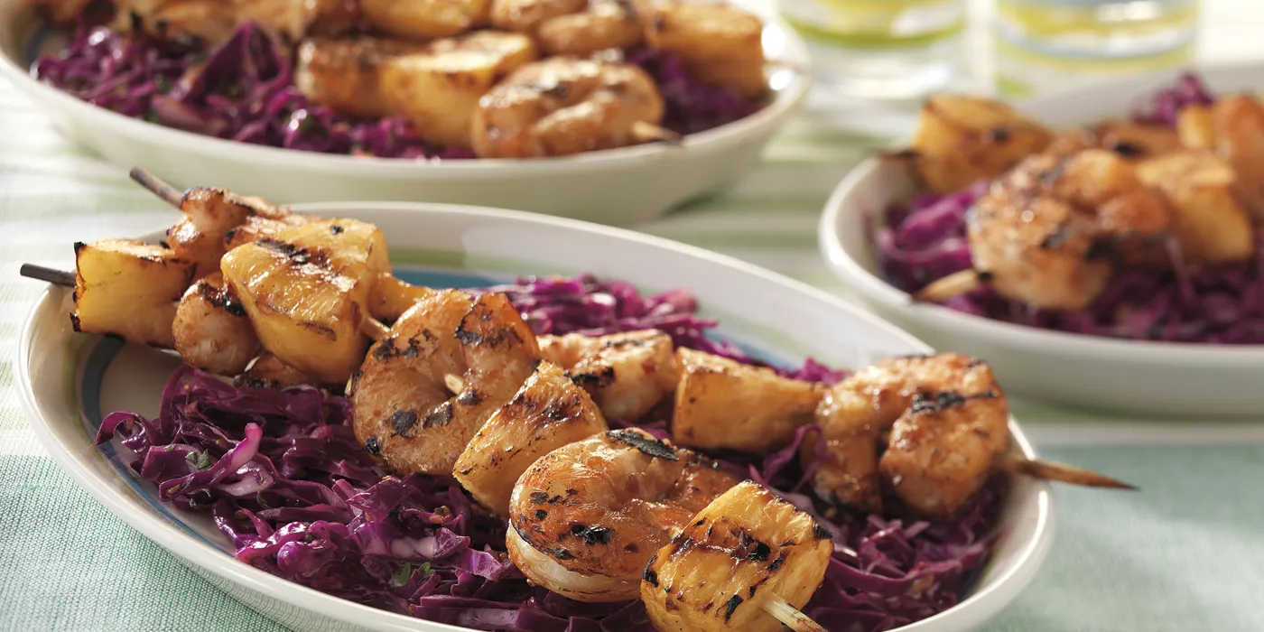 Hoisin ražnjići od kozica i ananasa sa sezam-đumbir salatom