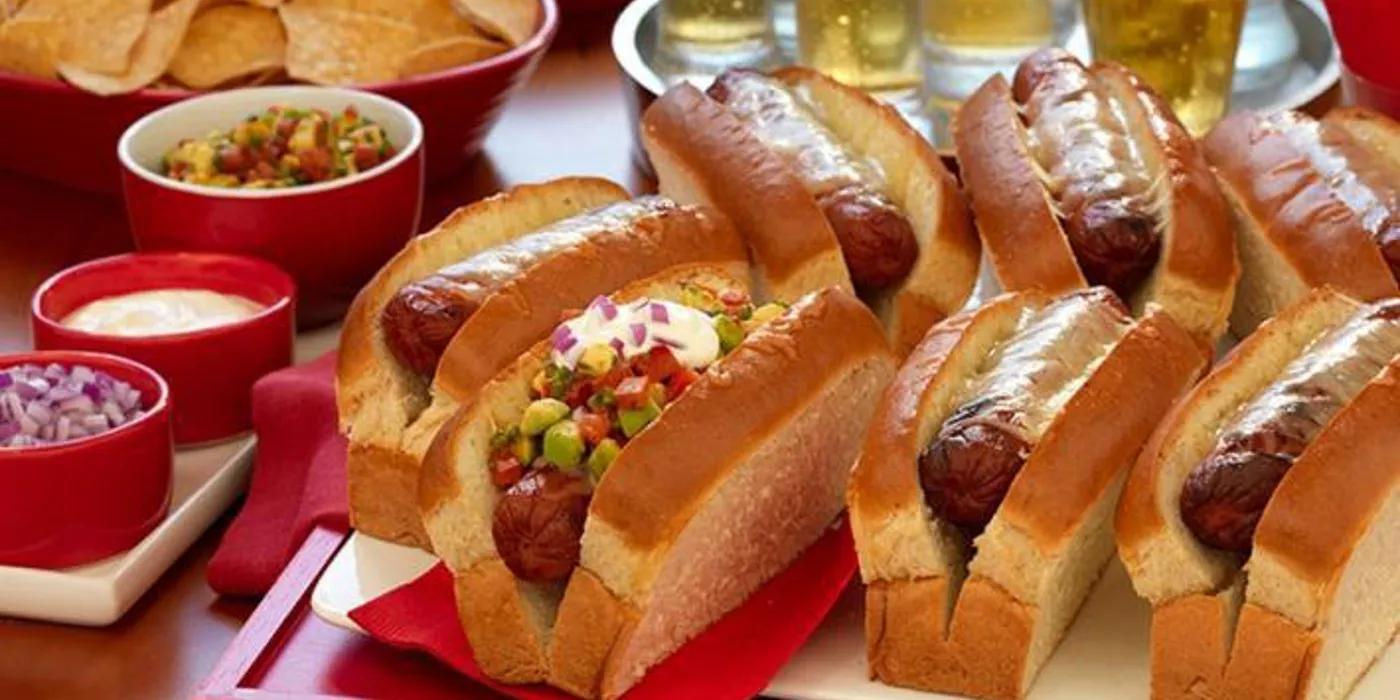 Hot dog s roštilja sa salsom od avokada i kiselim vrhnjem