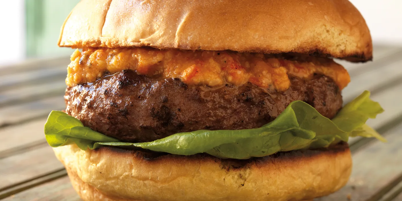 Janjeći burgeri punjeni feta sirom s romesco umakom