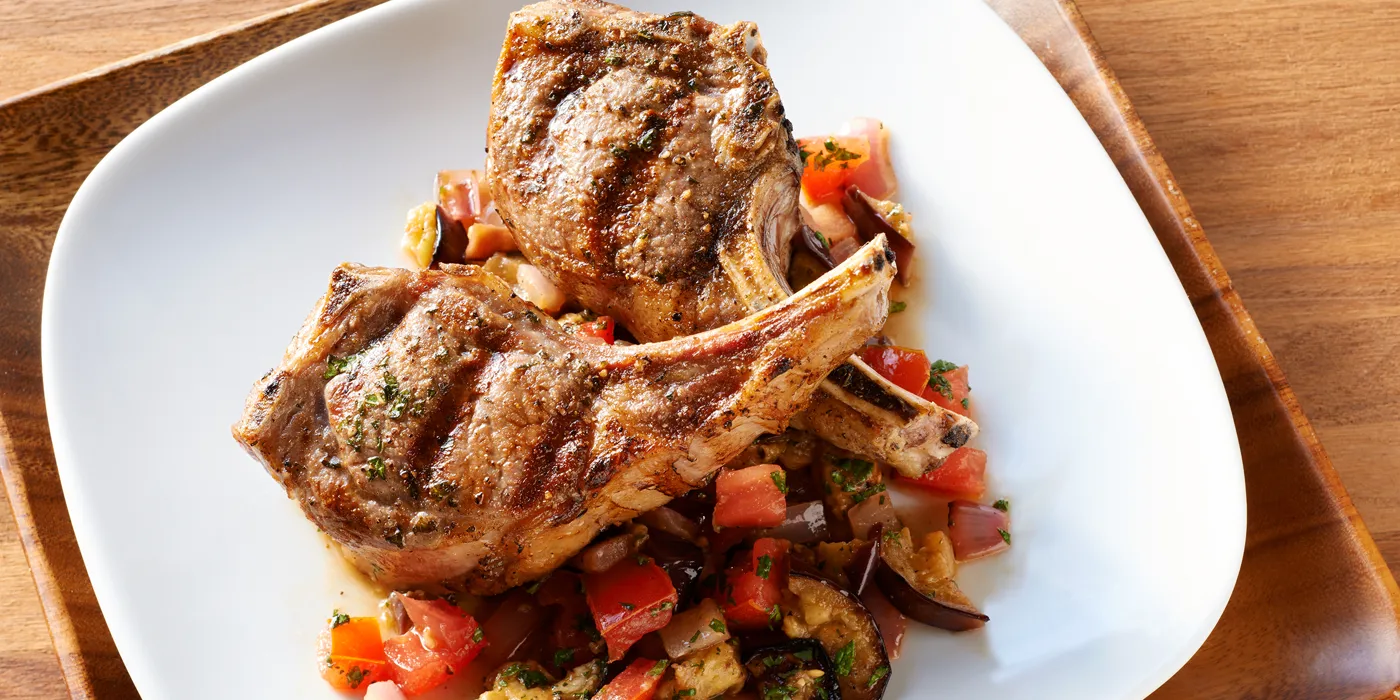 Janjeći kotleti s korijanderom i toplom salatom od patlidžana