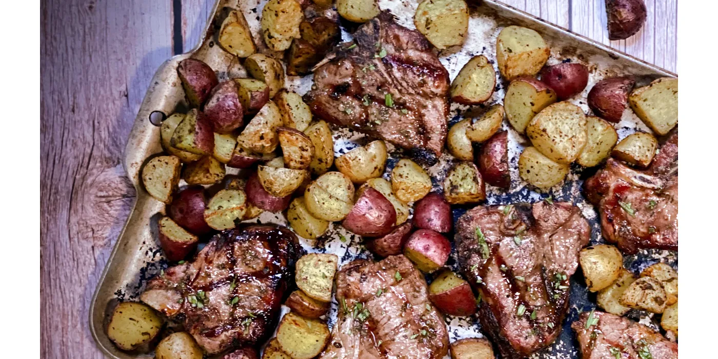 Janjeći kotleti s ružmarinom i pečenim krumpirima na roštilju
