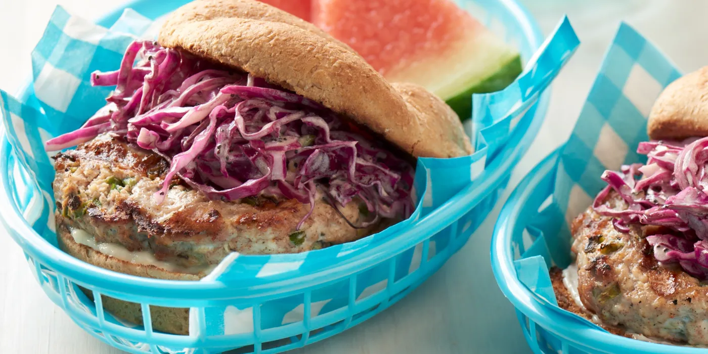 Jerk piletina burgeri sa salatom od crvenog kupusa