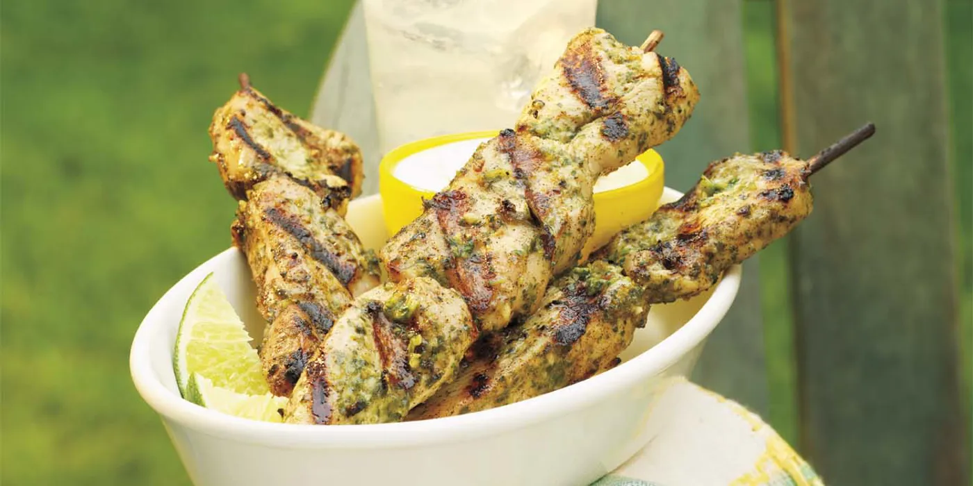 Jerk piletina na ražnjićima s kremom od meda i limete