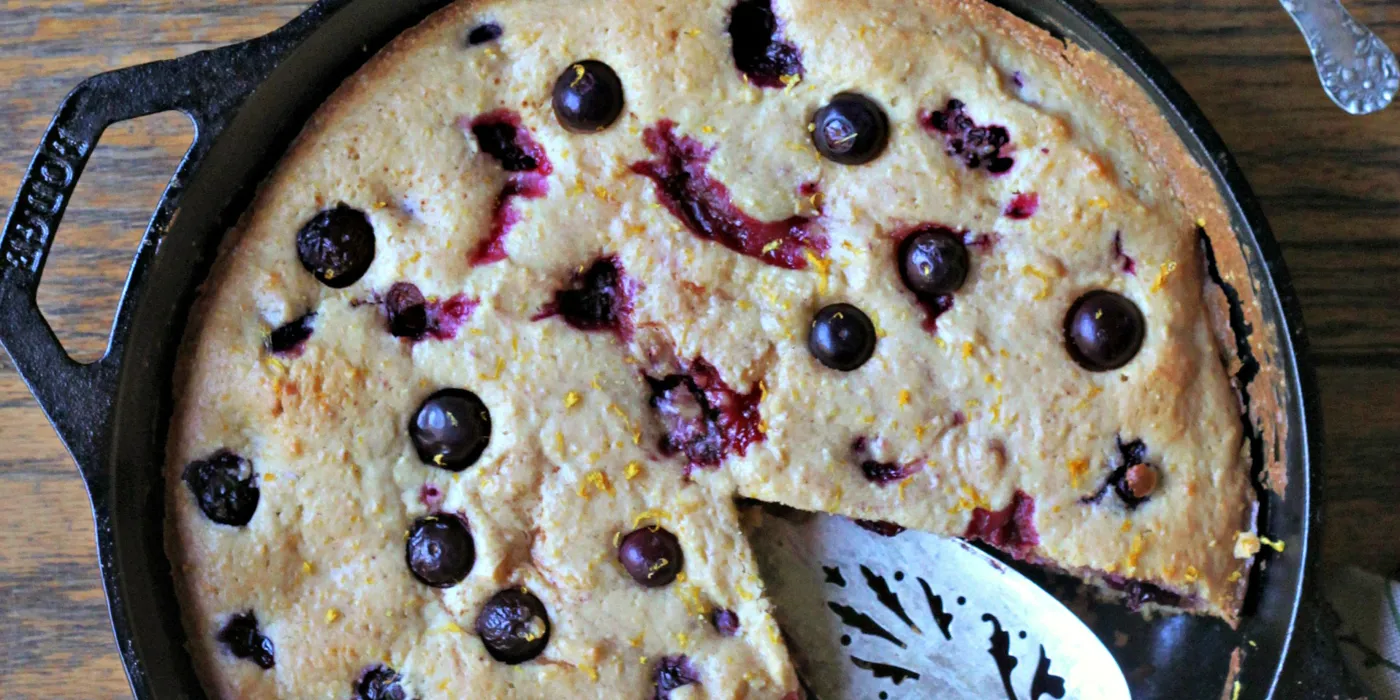 Kolač od kukuruznog brašna s kupinama i borovnicama