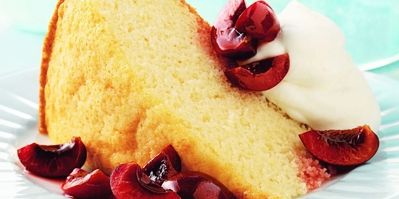 Kolač od vanilije s trešnjama i šlagom