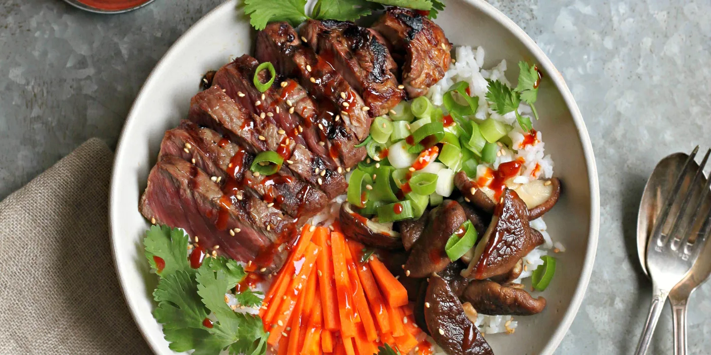 Korejska zdjela s rižom i mariniranim odreskom