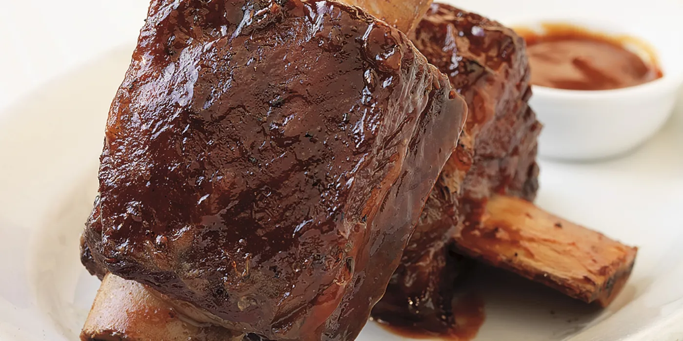 Kratka rebra pirjana u pivu i dimljena na mesquite drvu