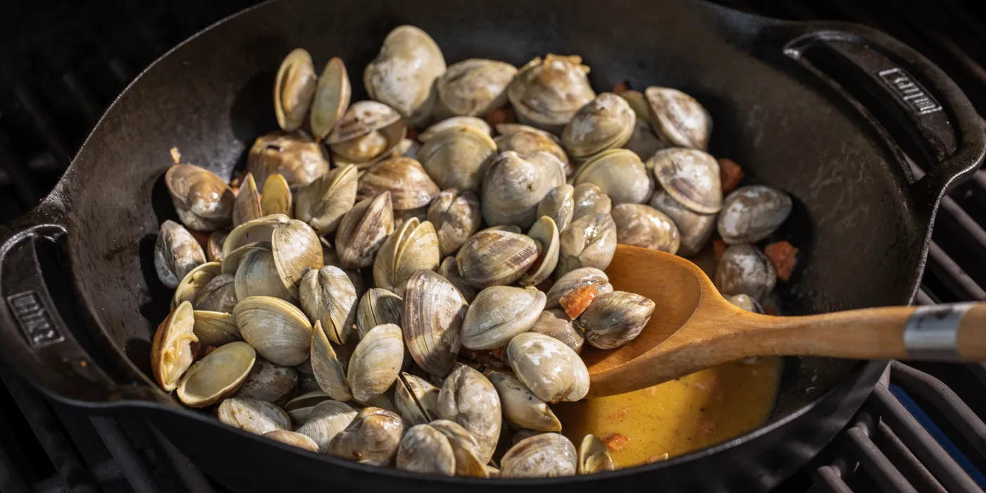Kuhane školjke s španjolskim čoricom i prepečenim kruhom