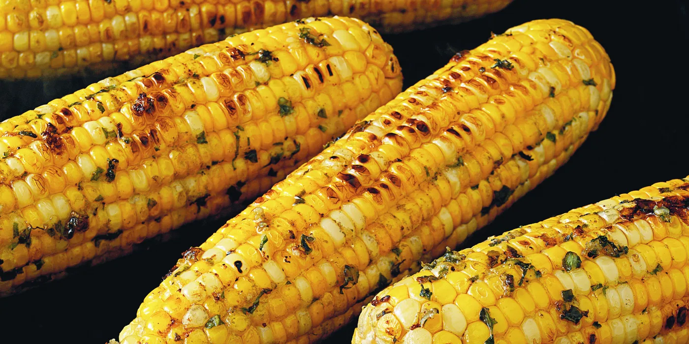 Kukuruz na žaru s maslacem od bosiljka i parmezana