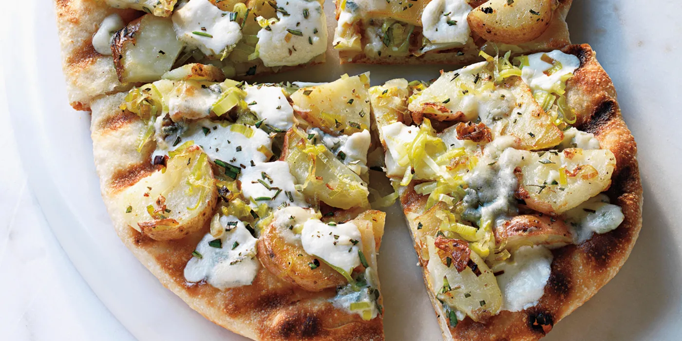 Lepinja s krumpirom, poriluk, gorgonzolom i ružmarinom