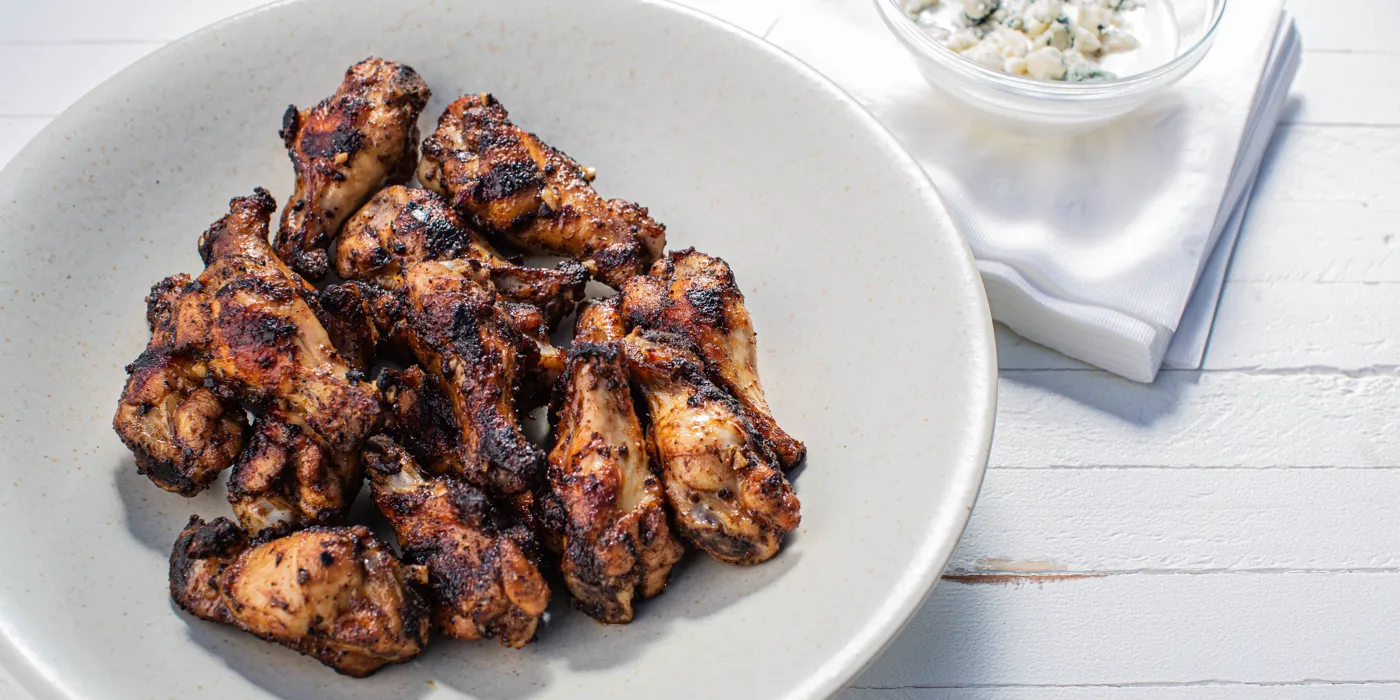 Ljute pileće krilca s dresingom od plavog sira