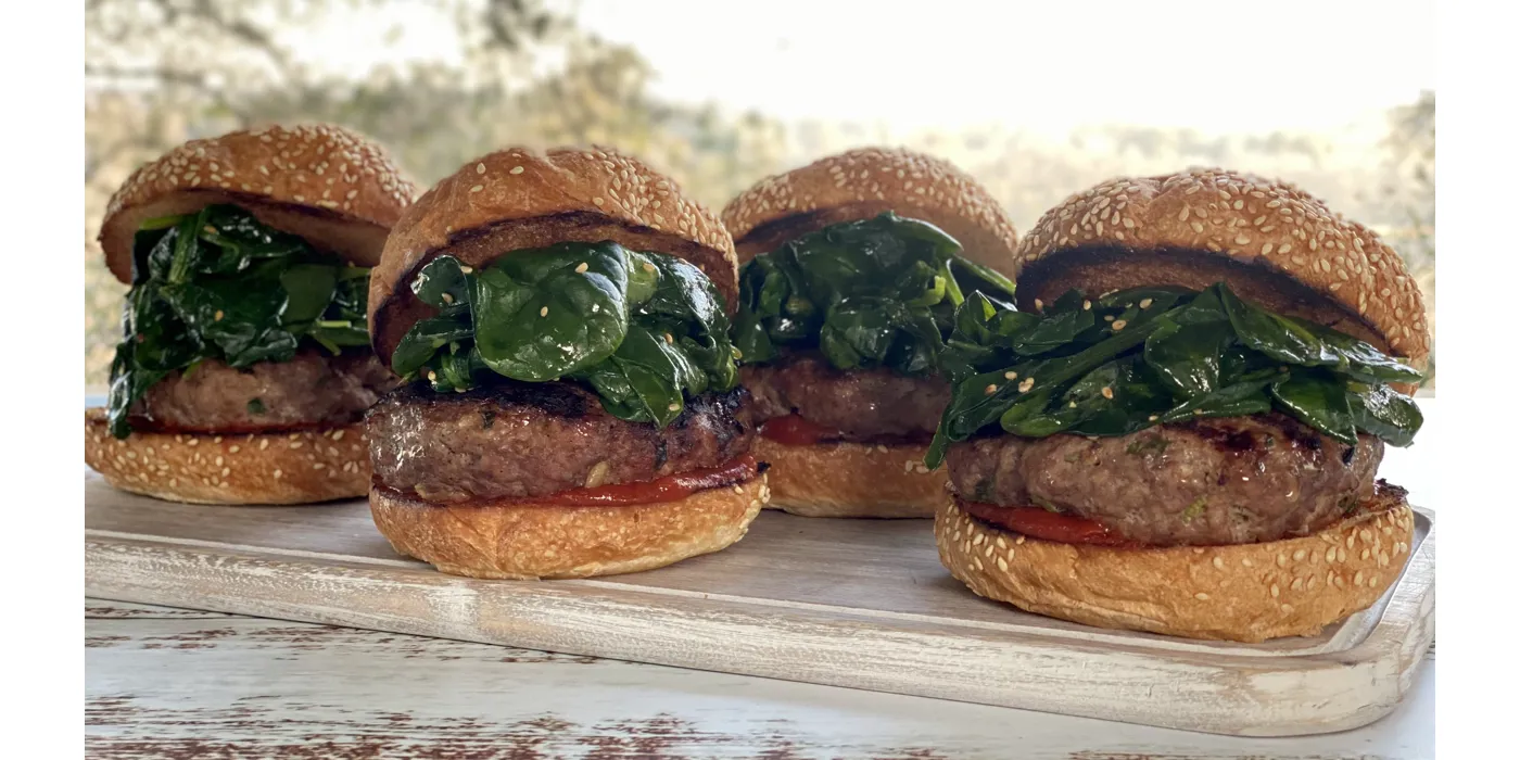 Ljuti burgeri s đumbirom i mladim lukom uz špinat sa sezamom