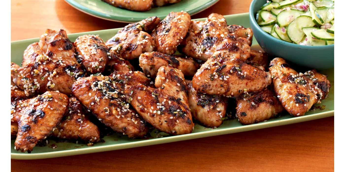 Ljuti pileći krilca sa sezamom i salatom od krastavaca