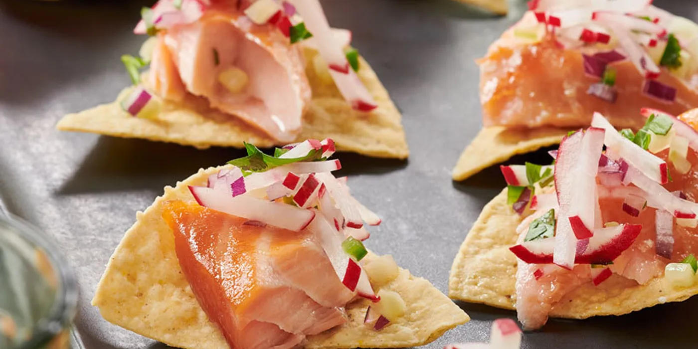 Losos dimljen s tekilom i salsom od rotkvica