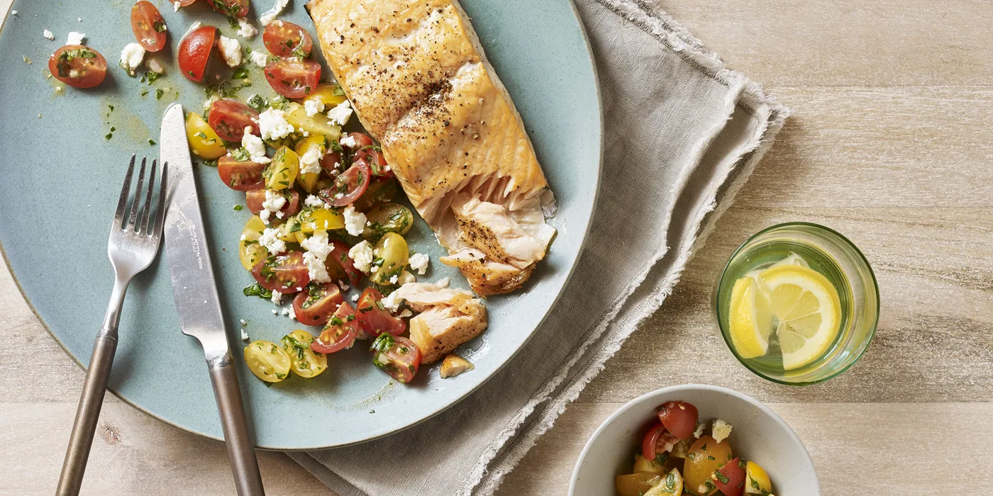 Losos na cedrovu dasku s rajčicom, feta sirom i salatom od začinskog bilja